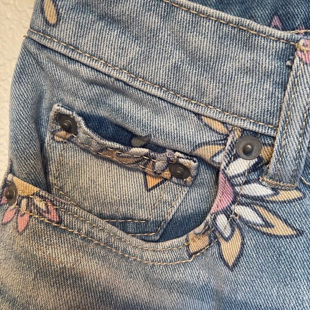 🌸🌼No Boundaries Floral Denim Shorts (3) - Picture 5 of 5
